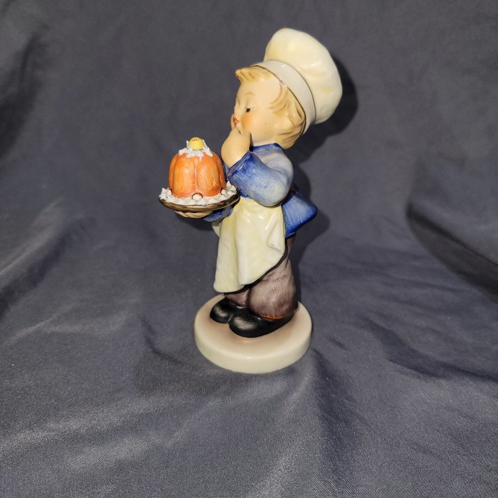 GOEBELL Hummel 128 Baker Boy Cake Germany / Hummel COLLECTION